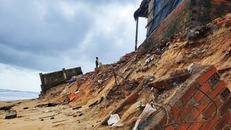 Sóng công phá bờ biển Phù Mỹ (Bình Định): Dân sốt sắng lo mất nhà, mất đất