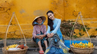 Đoàn Hồng Trang mang áo dài lụa vẽ Hội An đến Miss Global 2022