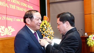 Bộ trưởng Bộ VH-TT-DL Nguyễn Văn Hùng nhận Huy hiệu 40 năm tuổi Đảng