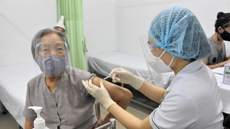 Người lớn tuổi được tiêm chủng tại Bệnh viện Lê Văn Thịnh, TP Thủ Đức