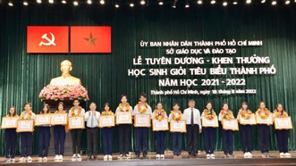  Phó Bí thư Thành ủy TPHCM Nguyễn Văn Hiếu và Phó Chủ tịch UBND TPHCM Dương Anh Đức chúc mừng các học sinh tại lễ tuyên dương khen thưởng. Ảnh: CAO THĂNG