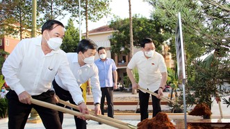 Chủ tịch Quốc hội Vương Đình Huệ trồng cây lưu niệm