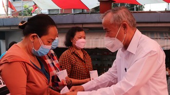 Phó Trưởng Ban Dân vận Thành ủy TPHCM Nguyễn Văn Lưu trao quà tặng phụ nữ khó khăn