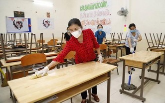阮攸高中學校職工打掃課室準備迎接學生返校。