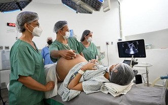 婦產醫生給孕婦做超音波檢查。（圖：互聯網）
