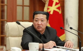 朝鮮勞動黨總書記金正恩出席會議。（圖：朝中社）