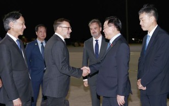 澳大利亞官員在機場迎接國會主席王廷惠。（圖：越通社）