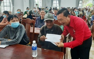 富安省貧困長者獲阮黃恩副主席贈送禮物代金。