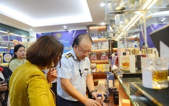 市場管理總局總局長陳友靈指引民眾區分真貨與假貨。