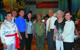 2017年，市華人抗戰傳統俱樂部丁酉新春聚會上各革命 老前輩和華人青年代表交流。