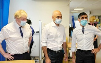 英國首相與衛生大臣和財政大臣參觀英國韋林花園城的一家醫院。