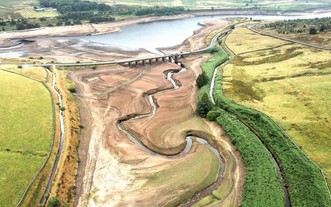 7月21日，英國格洛索普，航拍顯示Woodhead水庫的河床裸露，格洛索普夏季水位下降。