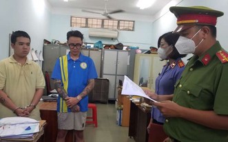 職能部門宣讀對喬阮越恩和范黎明善的暫拘令。