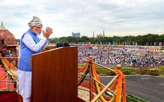 印度總理莫迪在新德里紅堡外發表全國演講。