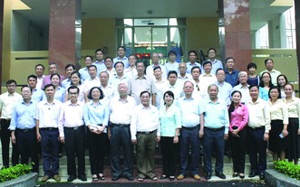 市越南祖國陣線委員會主席陳金燕(前排中)與郡領 導和各華人會館理事會代表合照留念。