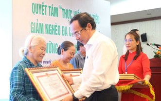 市委書記阮文年向在2016-2020年階段可持續扶貧計劃中 取得出色成績的家庭戶頒發獎狀。