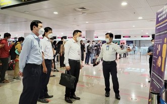 10月6日下午，衛生部工作團前往新山一機場檢查猴痘病防範工作。