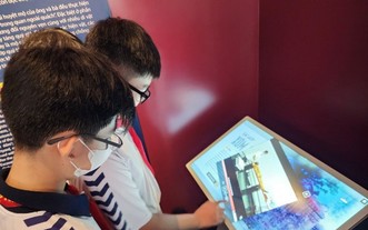 小學生參觀胡志明市博物館。