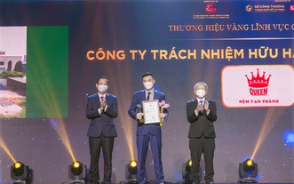 萬成乳膠床墊公司副總經理楊慶雲代公司領取金品牌獎。