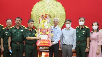 Phó Chủ tịch UBND TPHCM Võ Văn Hoan thăm, chúc Tết tại Cục 12 (Tổng cục 2, Bộ Quốc phòng).