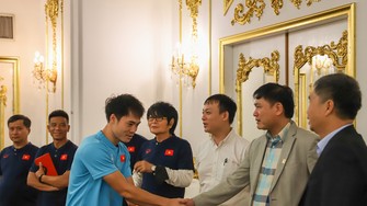 Phó Chủ tịch VFF Trần Anh Tú bắt tay chào mừng các tuyển thủ