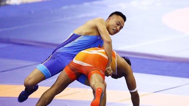 Nguyễn Bá Sơn (xanh) đoạt HCV hạng cân 77kg nam.