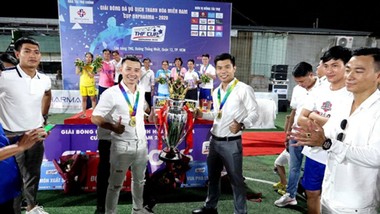 Bầu Trung (bên trái) trong đêm Gala trao giải bóng đá vô địch Thanh Hóa Miền Nam năm 2020.