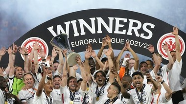 Eintracht Frankfurt đã kết thúc 42 năm chờ đợi một chiếc cúp châu Âu.