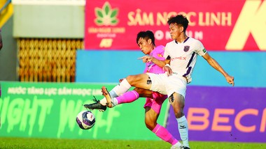 CLB Sài Gòn (trái) càng chơi càng hụt hơi ở đấu trường V-League. Ảnh: DŨNG PHƯƠNG