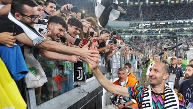 Giorgio Chiellini chia tay các fan Juventus 
