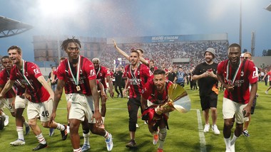 Các cầu thủ Milan ăn mừng danh hiệu vô địch