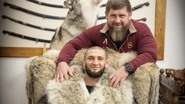 Chimaev ngồi cùng với Lãnh đạo Chechnya, ông Kadyrov