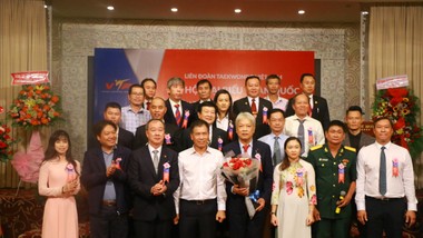 Châu Tuyết Vân (ngoài cùng, bên trái hàng trên) là ủy viên ban chấp hành khóa 6 của Liên đoàn taekwondo Việt Nam. Ảnh: ĐÌNH PHÚC