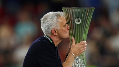 Jose Mourinho hôn lên chiếc cúp Europa Conference League đầy hạnh phúc