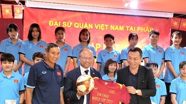 Quyền Chủ tịch VFF Trần Quốc Tuấn đã tặng Đại sứ Đinh Toàn Thắng chiếc áo và bóng có in tên VCK World Cup nữ 2023