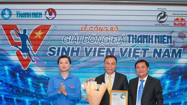 Lãnh đạo Đoàn TNCS Hồ Chí Minh và báo Thanh Niên đã tặng hoa chúc mừng ông Trần Quốc Tuấn vừa được tín nhiệm giữ chức Chủ tịch VFF