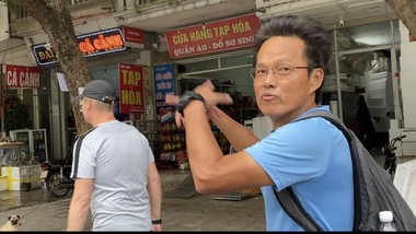  HLV Brad Maloney (đi trước) cùng trợ lý HLV người Malaysia đi bộ ngắm TP Việt Trì sau buổi tập của các học trò. ẢNH: HỮU THÀNH