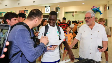 Tài năng trẻ 19 tuổi Garang Kuol ký tặng người hâm mộ tại sân bay Sydney