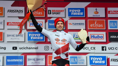Eli Iserbyt đăng quang UCI World Cup xe đạp việt dã 2021-2022 
