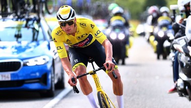 Van der Poel từng có 6 chặng mặc áo vàng Tour de France 2021