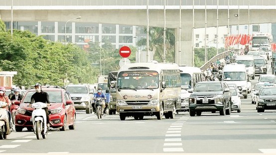 Dùng thuế bình ổn giá xăng dầu