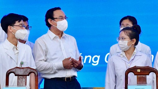 Bí thư Thành ủy TPHCM Nguyễn Văn Nên động viên các bác sĩ trẻ được tăng cường về y tế cơ sở tháng 2-2022. Ảnh: VIỆT DŨNG