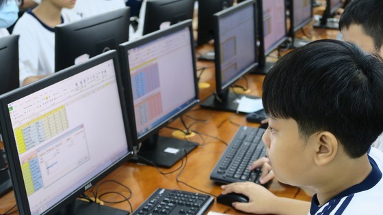 HCMC increases supervision over students’ online learning for cyber safety