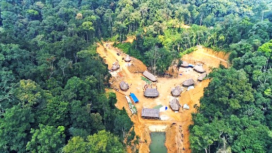 Ngôi làng của người Cor nằm giữa lưng núi thuộc hệ núi Cà Đam, đầu nguồn suối Nia (giáp ranh huyện Trà Bồng, và huyện Sơn Hà, Quảng Ngãi)