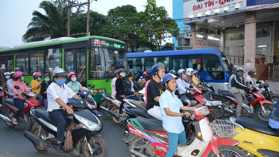 Nhiêu khê qu?ng cáo trên xe buyt