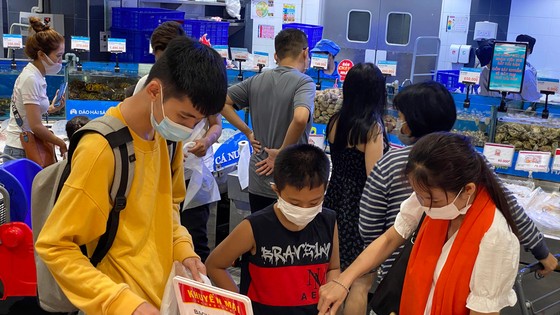 Khách hàng mua thực phẩm tại siêu thị sáng 30-4-2021. Ảnh: CAO THĂNG