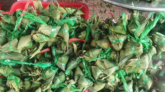 Giá bánh ú nước tro tăng mạnh, lên đến 100.000 đồng/chục nhưng vẫn hút khách. Ảnh: H.M