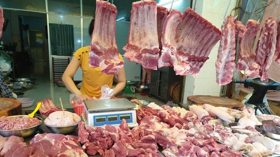 Dù heo hơi giảm phân nữa, nhưng giá thịt heo đến tay người tiêu dùng vẫn cao gấp nhiều lần.