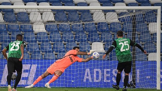 Thủ thành Gigi Buffon cản phá quả 11m của Sassuolo