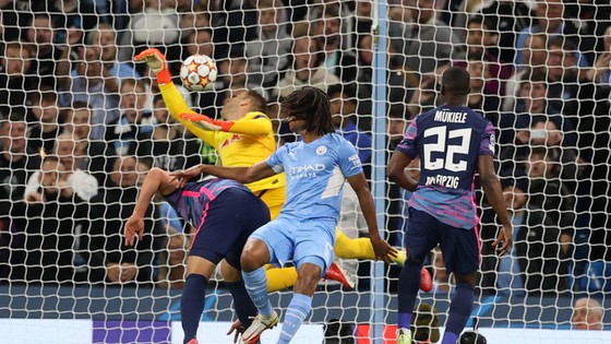 Nathan Ake đánh đầu cận thành, ghi bàn